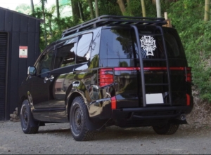 格好いい車に似合う、クールなロゴデザインのカッティングシート