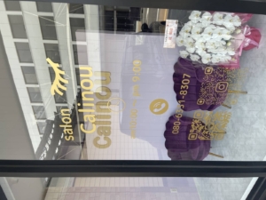 上品だけど親しみやすいアイラッシュサロンのウィンドウサイン