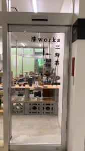 カッティングシートで琉球漆器を楽しめる工房のウィンドウサインを作成