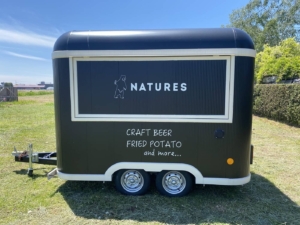 手書きフォントが可愛らしいキッチンカーのステッカー