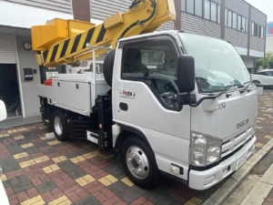 3色のカラーリングが個性的な車用カッティングシート