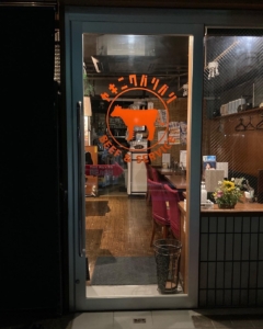 大人の雰囲気漂う焼肉バルの看板カッティングシート