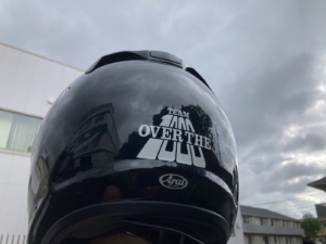 お友達とお揃いのステッカーをヘルメットに