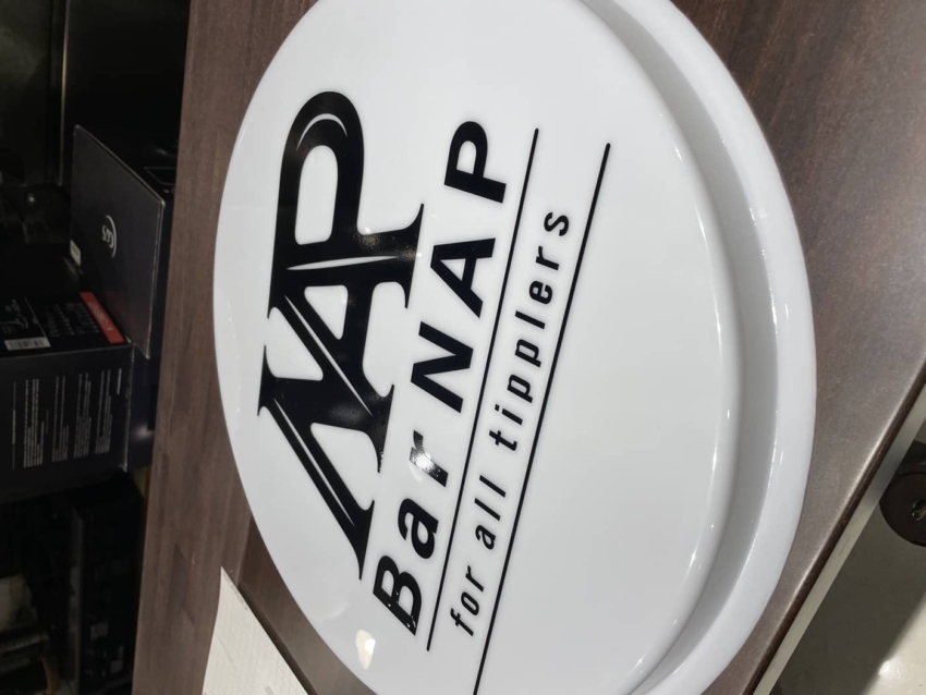 看板に貼られたカッティングシート