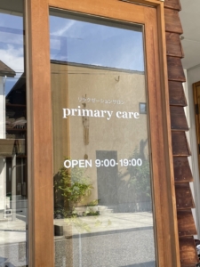 シンプルで見つけやすい！自宅サロンのエントランスサイン