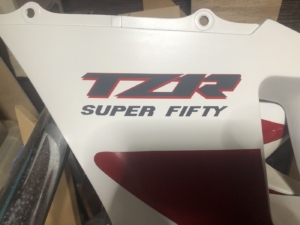 ダークレッドとブラックの組み合わせがクールなロゴカッティングシート