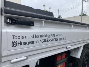 落ち着いた色合いが特徴の車用カッティングシート！