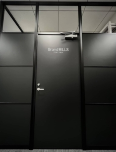 ブランドショップのスタッフ用入り口にカッティングシート