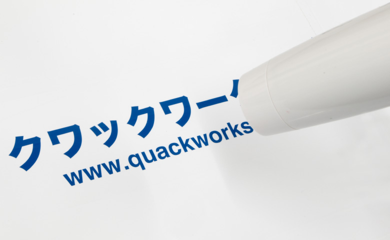 ドライヤーでカッティングシートを温めます