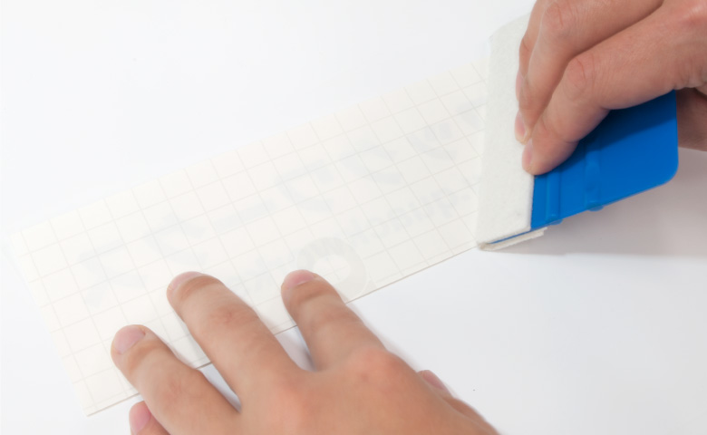 裏面からも転写シートとカッティングシートを圧着します