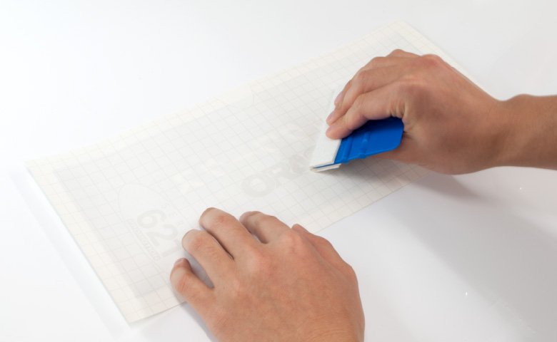 転写シートとカッティングシートを圧着します