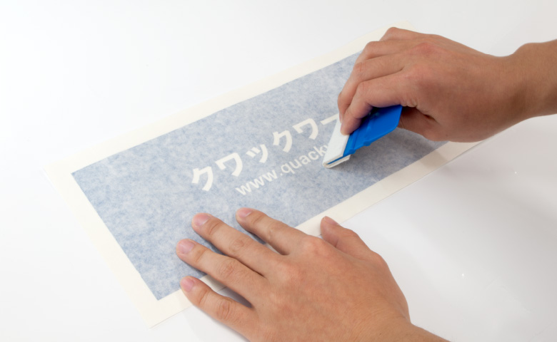 転写シートとカッティングシートを圧着します