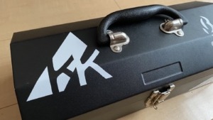 文字と山のシルエットが印象的なロゴステッカー