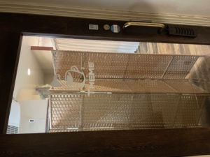 過ごし方は十人十色。アットホームなカフェのロゴステッカー