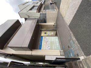 道路からの視認性アップ！会社情報がわかるカッティングステッカー