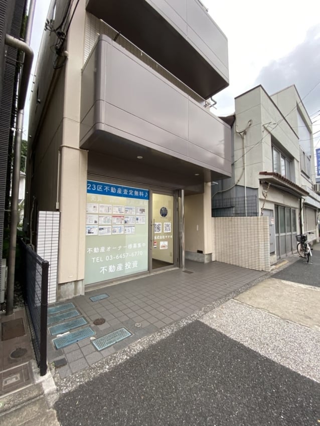 ウィンドウに貼られたカッティングシート 全景