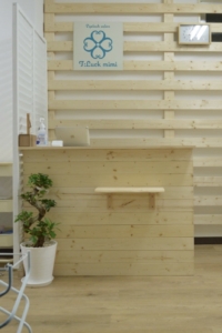 まるで隠れ家のようなアイラッシュサロンのロゴステッカー