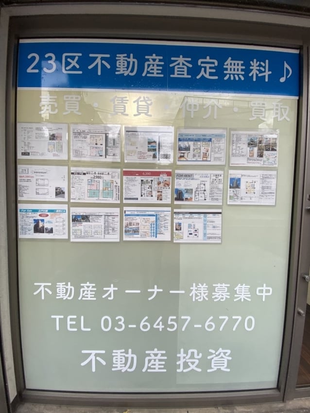 ウィンドウに貼られたカッティングシート