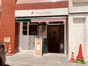 可愛らしいニワトリのロゴが印象的な、カレー屋さんのエントランスサイン