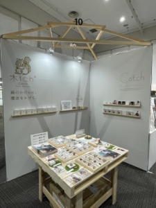 ブランドの想いをしっかりと伝える、展示会用の壁面ステッカー