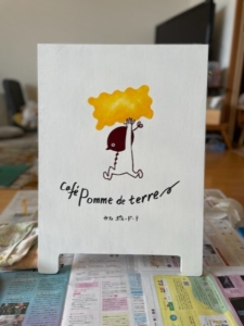 かわいらしいアイコンがお出迎え！店舗の看板用カッティングシート