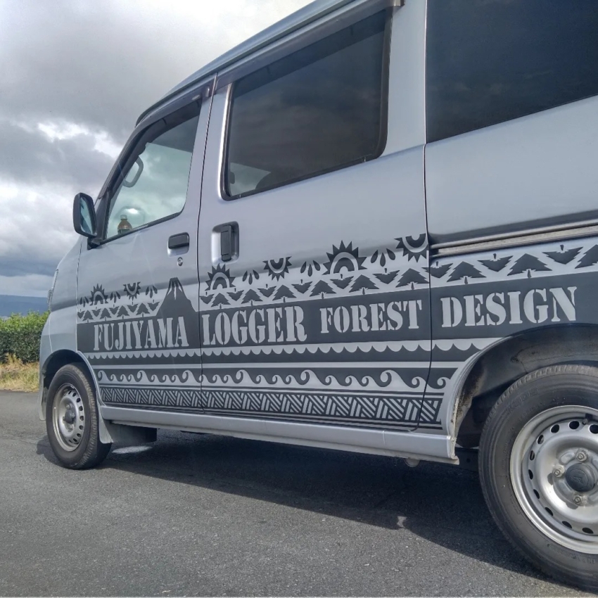 車に貼られた大きいカッティングシート後ろから