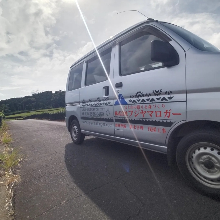 車に貼られた大きいカッティングシート 斜め前から