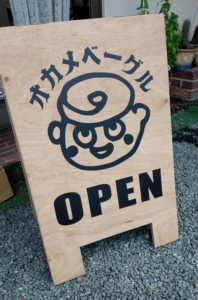 愛くるしいアイコンのカッティングステッカーがお出迎え！