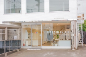 スタイリッシュな建物に似合う、シンプルなカッティングシートサイン