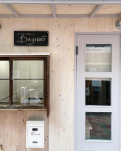 ノスタルジックな空間に溶け込むオシャレなカッティングシート