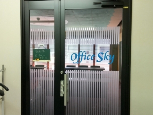 鮮やかなブルーが印象的なスタイリッシュなウィンドウ用カッティングステッカー