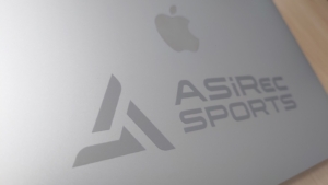 好きな色味のカッティングシートを使って、オリジナルロゴをパソコンに！