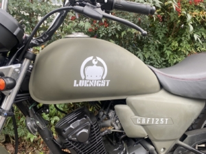 マットなボディにしっかり馴染むマットな質感のカッティングステッカー