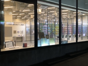 繋がりから生まれる「温かさ」が込められたウィンドウサイン