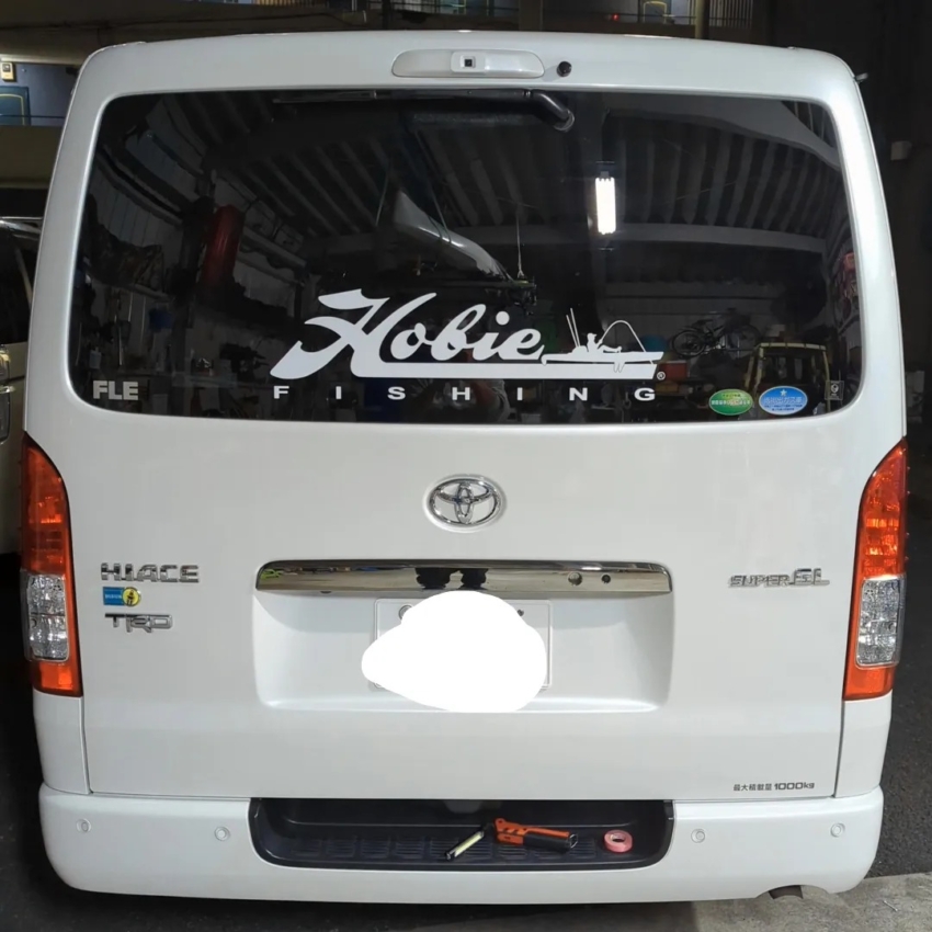 車のリアガラスに貼られたカッティングシート 全景