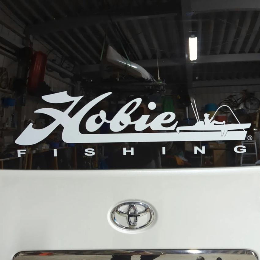 車のリアガラスに貼られた釣りのカッティングシート 正面