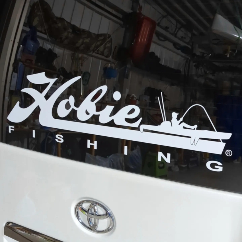 車のリアガラスに貼られた釣りのカッティングシート 斜め