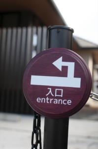 カッティングシートで案内板をDIY