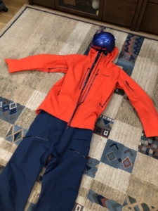 雪山で大活躍する鮮やかな赤いカッティングステッカー