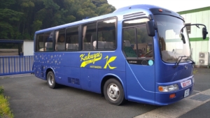 観光会社のバスを野球チームのロゴでアレンジ！