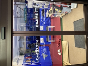 卓球場の新しいアイコンとなる、ガラス扉のカッティングシート