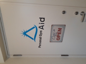 パーソナルジムの目印！鮮やかなカッティングシートを使ったエントランスサイン