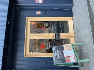 自家製野菜を使ったオシャレなレストランのエントランスサイン