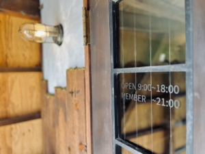 築100年のオシャレな古民家コワーキングのカッティングステッカー