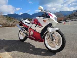 廃盤のロゴをモチーフに、愛車のバイクをリメイク