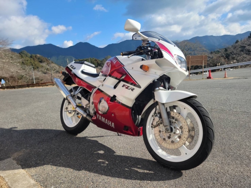 カッティングシートで作詞したロゴを貼り付けたバイク