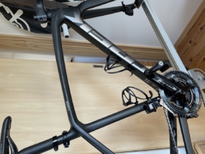 マットブラックな車体によく合う、シルバーグレーのカッティングステッカー