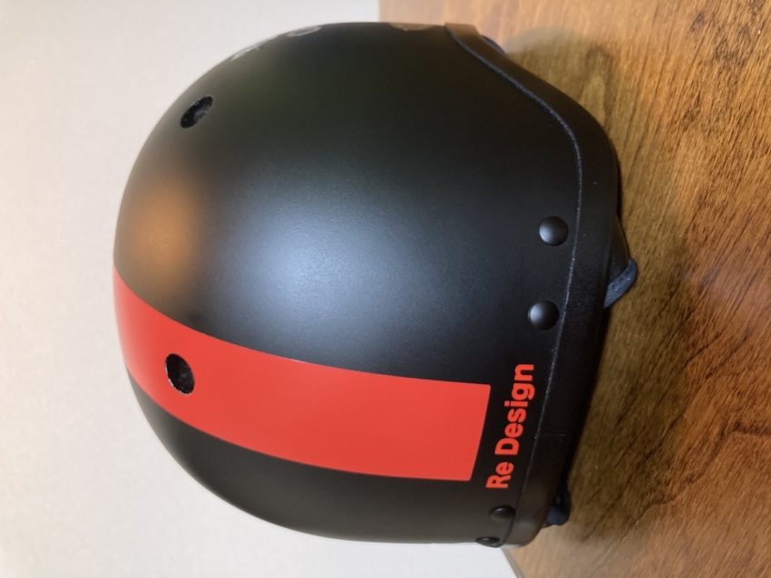 黒いヘルメットに貼られた赤色のカッティングシート