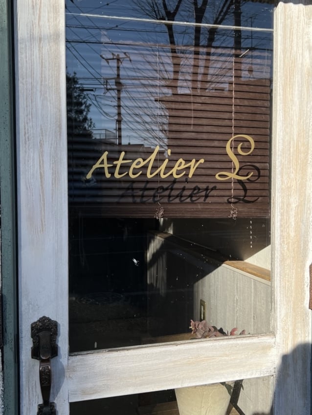 ガラスに貼られたカッティングシート全景