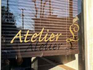 落ち着いた雰囲気のトリミングサロンを飾るカッティングシート